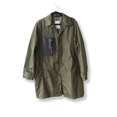Gabardina rompevientos con bolsa lateral