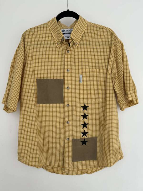 Camisa amarilla estrellas